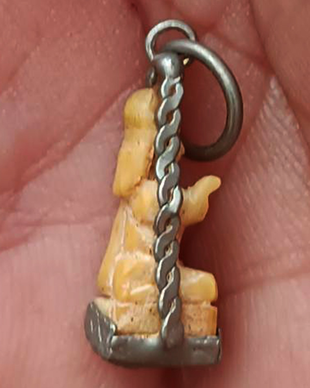 นางกวัก งาแกะเก่าเก็บหลายๆสิบปี องค์พระสูง 1.5 ซ.ม. พร้อมเลี่ยมกระเช้าเก่าเดิมๆ