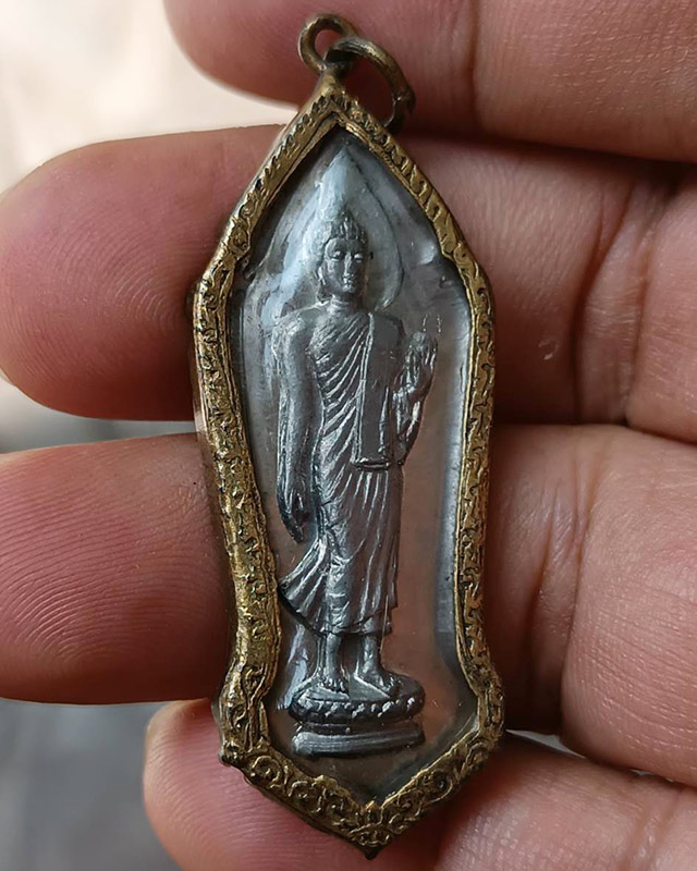 2.พระลีลา 25 พุทธศตวรรษ เนื้อชิน พิมพ์หางหงส์ มีเขี้ยว ผิวกระจก เลี่ยมกรอบธรรมจักรเดิมๆ ขาครบแข็งแรง