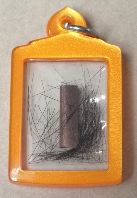 รูปถ่าย หลวงพ่อสิริ วัดตาล นนทบุรี ยุคต้น หน้าหนุ่ม หลังตะกรุดและเกศา เลี่ยมพร้อมห้อยบูชา