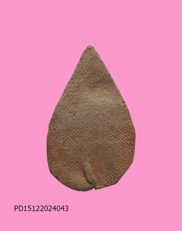 พระเม็ดบัว เนื้อดิน หลังลายผ้า