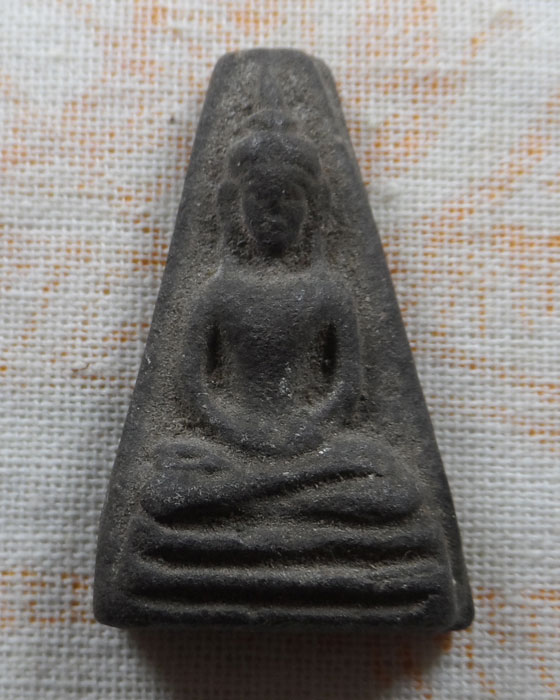 พระอู่ทองออกศึก หรือพระผงสุพรรณ จงอางศึก วัดพระศรีรัตนมหาธาตุ จ.สุพรรณบุรี.