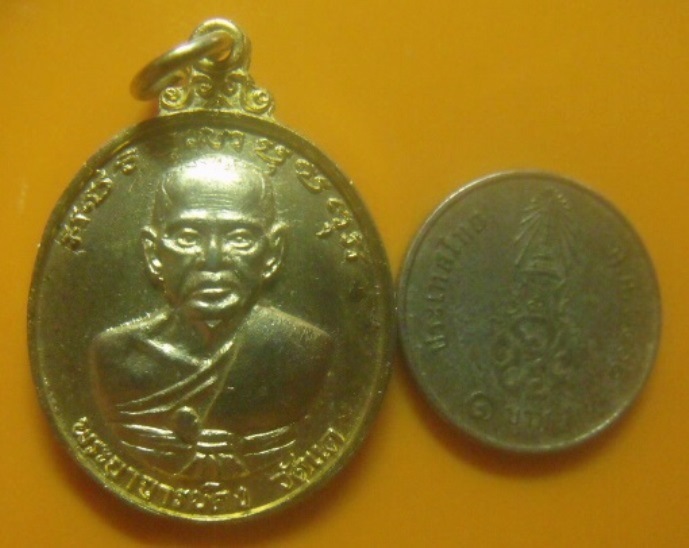 **เบา​ๆ**เหรียญพระอาจารย์คง หลังขุนแผน อ.ชุม ไชยคีรี สร้างออกวัดแค สุพรรณบุรี ปี ๒๕๑๗**กะไหล่ทอง สวย