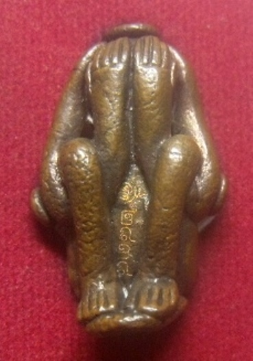 **เบาๆ**พระปิดตาเข่าสอด ๙๐๐ ปี วัดเขาอ้อ รุ่น๑ จ.พัทลุง เนื้อโลหะผสม ปี ๒๕๕๒**มีโค้ด กล่องเดิม สวยๆ