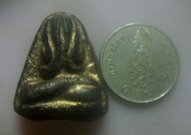 **เบา​ๆ​**พระปิดตามหาลาภ หลังพระพุทธ เนื้อผงคลุกรักทาทอง หนึกนุ่ม เก่าๆ ไม่ทราบที่**เนื้อจัด สวยๆ