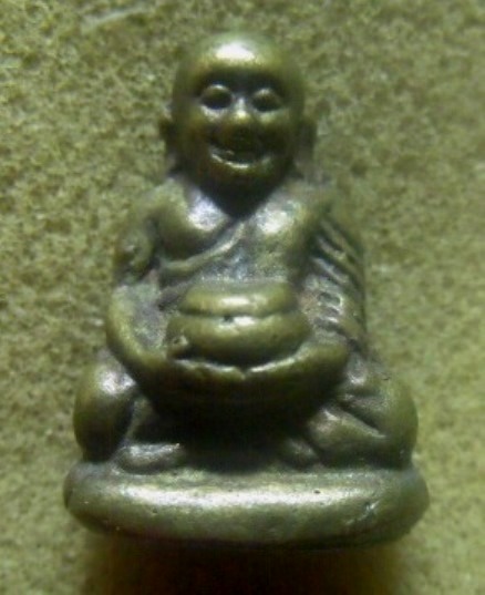 **เบาๆ**รูปหล่อหลวงพ่อเงิน พิมพ์อุ้มบาตร วัดบางคลาน เนื้อทองผสม **สวยๆ เชิญชมครับ 