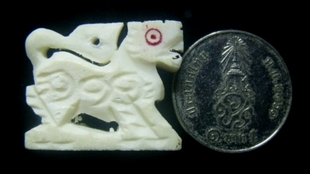 **เบาๆ**สิงห์ตาแดง 3 ขวัญ แกะจากกระดูกหรือเขา สวยๆ ไม่ทราบที่**เชิญชมครับ