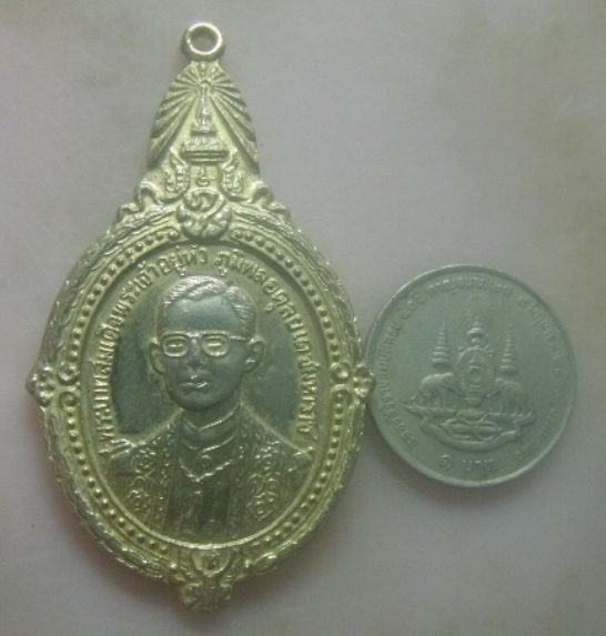 **เบาๆ**เหรียญพระบาทสมเด็จพระเจ้าอยู่หัว ภูมิพลอดุลยเดช ๕ ธันวามหาราช ครั้งที่ ๑๖ ปี ๒๕๓๕**กะไหล่ทอง