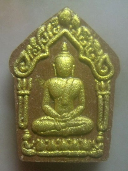 **เบา​ๆ​**ขุนแผนพลายกุมาร เนื้อผงปัดทอง หลวงปู่ทิม วัดละหารไร่**หลังยันต์ สวยๆ เชิญชมครับ