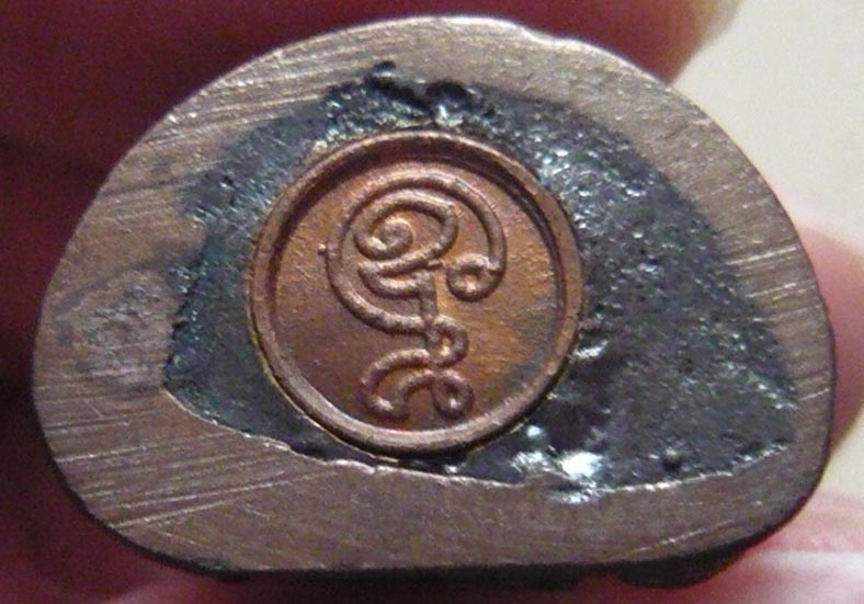 พ่อท่านไข่ วัดลำนาว จ.นครศรีธรรมราช รูปเหมือนยันต์ยุ่ง อุดกริ่ง รุ่นทวีทรัพย์ พ.ศ. 2549