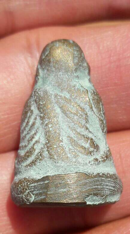 หลวงพ่อเงิน วัดบางคลาน อ.โพทะเล จ.พิจิตร กล่องเดิมๆ เก่าเก็บ มาพร้อมขี้เบ้าเต็มๆ เคาะเดียว   