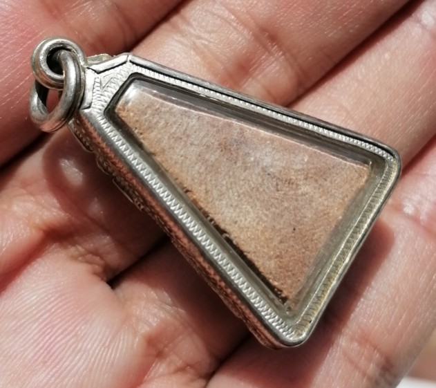 พระผงสุพรรณ​หลวงปู่ดี​ วัดพระรูป​ จ.สุพรรณบุรี​ ปี​ 2511 เลี่ยมเงินแท้​ หนาๆ​ เคาะเดียว