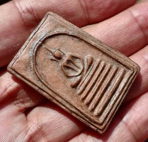 พระสมเด็จหูบายศรีอกร่อง​ ฐาน​ 5​ ชั้น​ หลังยันต์ หลวงพ่อกวย วัดโฆสิตาราม ยุคต้น เคาะเดียว     