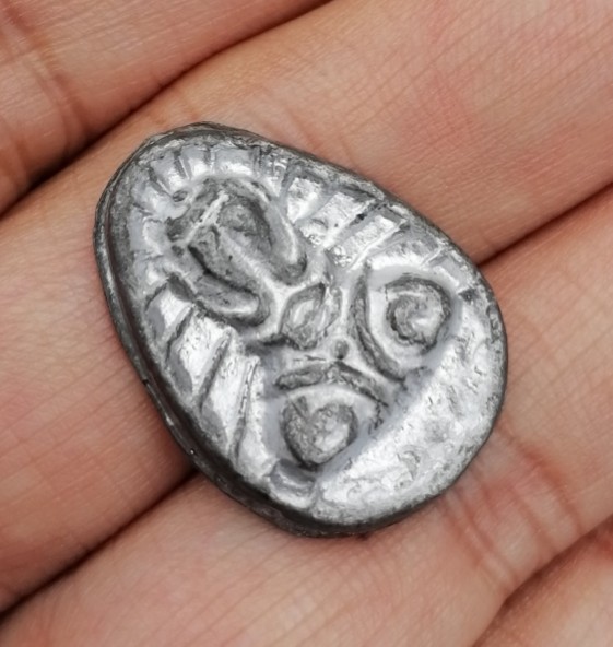 พระปิดตานะหัวเข่าพิมพ์รัศมี เจ้าคุณผล วัดหนัง กรุงเทพ ปี 2509 เนื้อตะกั่ว​ มีจาร เคาะเดียว