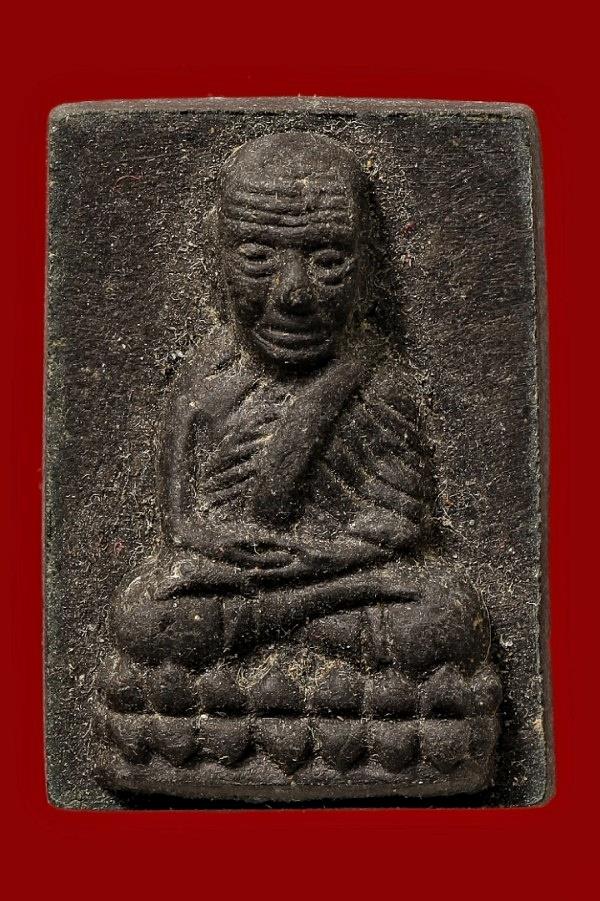 พระเนื้อว่านหลวงปู่ทวด หลังติดเหรียญพระโพธิสัตว์กวนอิม