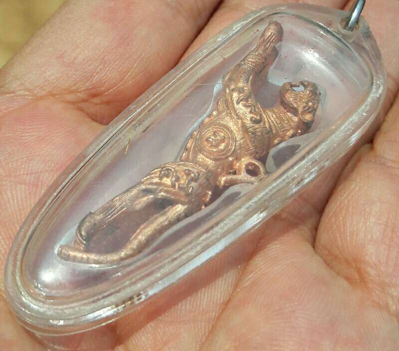 เสือยันต์กลับตัวใหญ่ หลวงปู่แย้ม วัดตะเคียน รุ่น 8 แท้-ทันหลวงปู่ เนื้อทองแดง เลี่ยมพร้อมใช้  เคาะเด