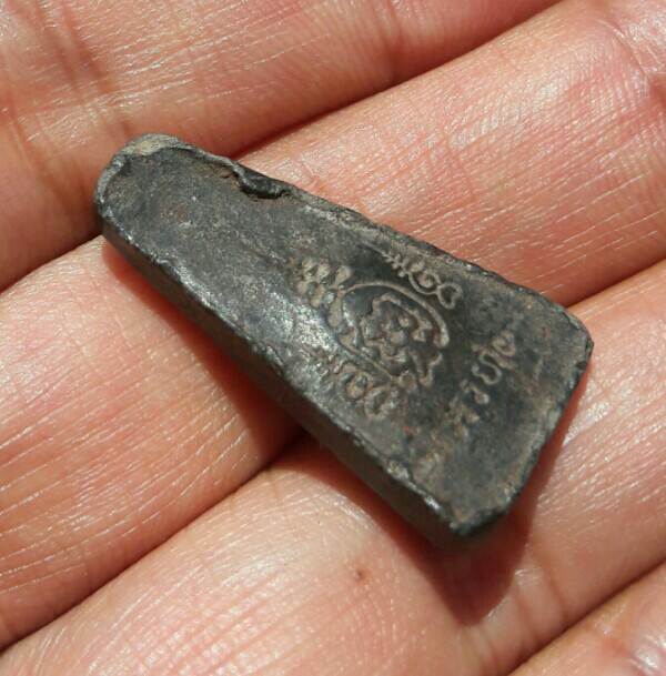 พระผงสุพรรณหลังยันต์ หลวงปู่ถิร ปญฺญาปโชโต วัดป่าเลไลย์วรวิหาร จ.สุพรรณบุรี ปี 2514 เคาะเดียว   