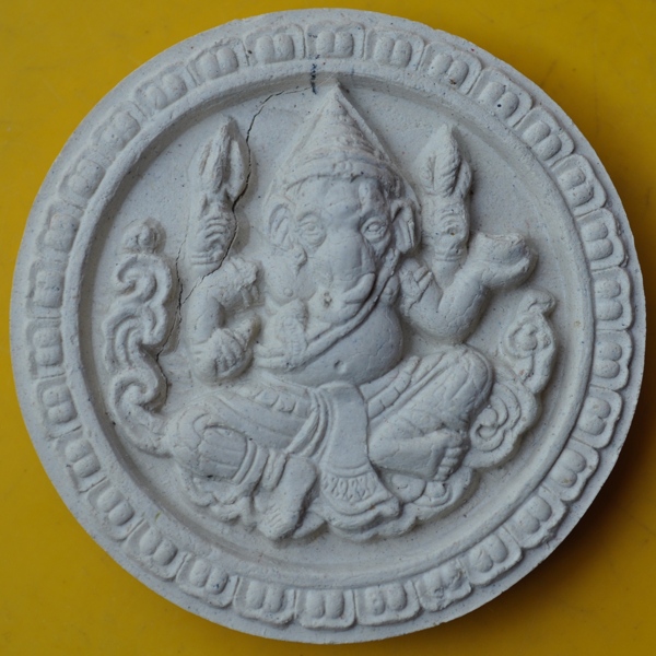 พระพิฆเนศกรมศิลปากรปี 2550 เนื้อผงว่านสีขาว