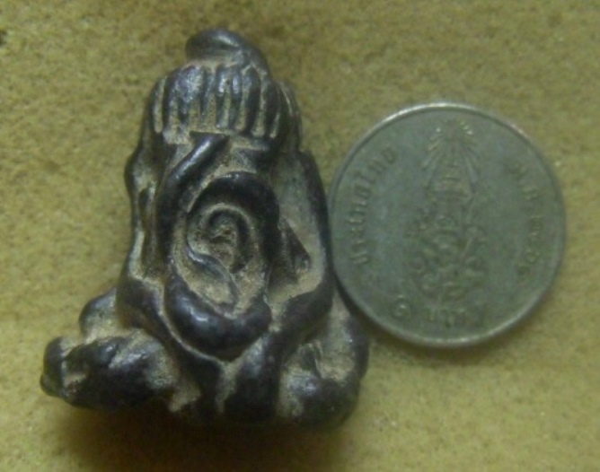 **เบาๆ**พระปิดตามหาอุตม์ หล่อยันต์ยุ่ง เนื้อชิน เก่าๆ ไม่ทราบที่**สวยๆ เชิญชมครับ