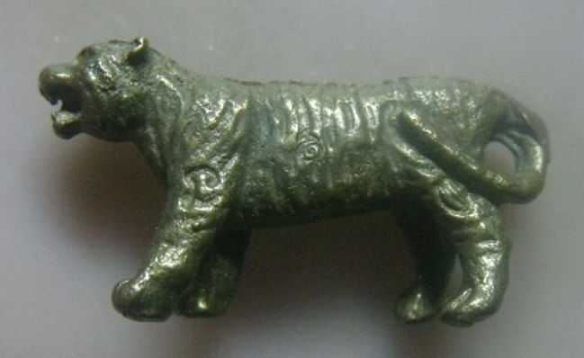 **เบา​ๆ​**เสือหล่อ ยันต์รอบ เนื้อโลหะผสม ไม่ทราบที่**ตอกโค้ด สวยๆ เชิญชมครับ