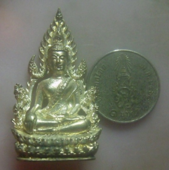 **เบา​ๆ​**รูปหล่อพระพุทธชินราช พิมพ์ลายฉลุ เนื้อกะไหล่เงิน ไม่ทราบที่**สวยๆ เชิญชมครับ