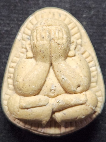  วัดเนินตามาก จังหวัดชลบุรี พระปิดตาปุ้มปุ้ย หลวงปู่ม่น  เสาร์ 5 ปี พ.ศ. 2536 