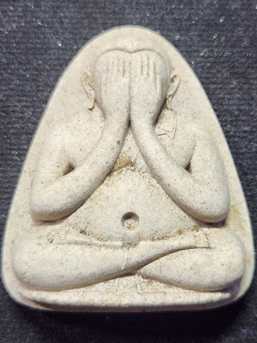 วัดเนินตามาก ชลบุรี  ปิดตาจัมโบ้  หลวงพ่อม่น พิมพ์พิเศษหลังบรรจุเกศา ปี2533