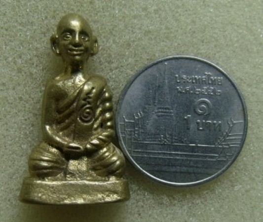 **เบา​ๆ​**พระรูปหล่อ เนื้อโลหะผสม เก่า ไม่ทราบที่**มีโค้ด สวยๆ เชิญชมครับ