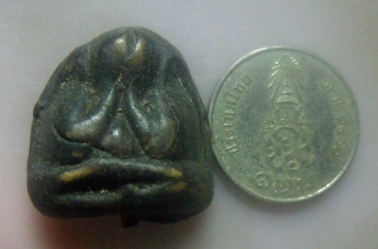 **เบา​ๆ​**พระปิดตาหลังแบบ เนื้อผงคลุกรัก ใต้ฐานฝังตะกรุด เก่าๆ ไม่ทราบที่**เนื้อสวย เชิญชมครับ 