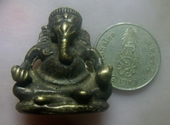 **เบา​ๆ​**รูปหล่อลอยองค์พระพิฆเนศ เนื้อทองผสม เก่า ไม่ทราบที่**เนื้อจัด สวยๆ เชิญชมครับ  