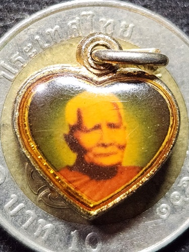 วัดดอยแม่ปั๋ง จ.เชียงใหม่ ล็อกเก็ต หลวงปู่แหวน สุจิณฺโณ มอบจีวรผืนนี้ให้ น.พ.เฉลิม จันทรางกูร  2521