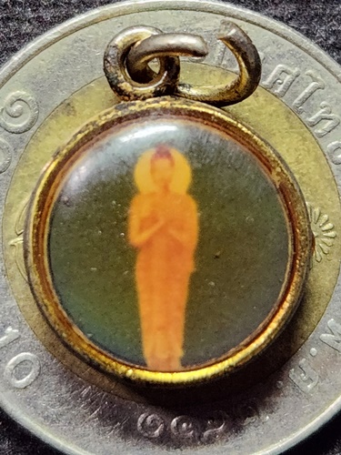 วัดดอยแม่ปั๋ง เชียงใหม่  ล็อกเก็ต หลวงปู่แหวน หลังพระประจำวัน