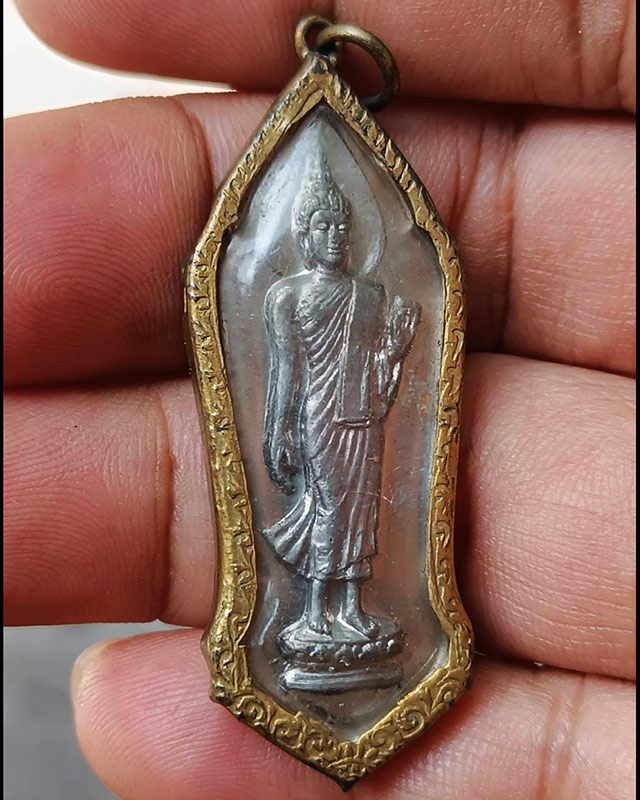 1.พระลีลา 25 พุทธศตวรรษ เนื้อชิน พิมพ์หางหงส์ มีเขี้ยว ผิวกระจก เลี่ยมกรอบธรรมจักรเดิมๆ ขาครบแข็งแรง