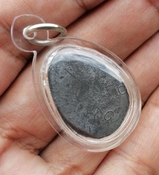 พระปิดตานะหัวเข่าพิมพ์รัศมี เจ้าคุณผล วัดหนัง กรุงเทพ ปี 2509 เนื้อตะกั่ว​ มีจาร เลี่ยมหนาๆ เคาะเดีย