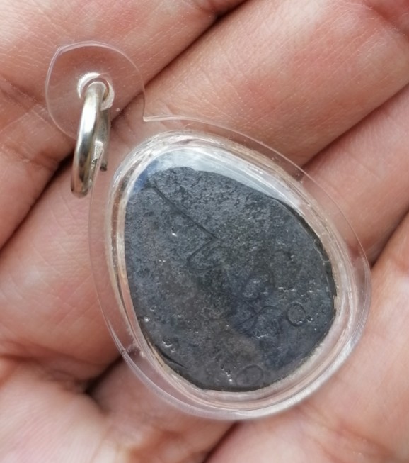 พระปิดตานะหัวเข่าพิมพ์รัศมี เจ้าคุณผล วัดหนัง กรุงเทพ ปี 2509 เนื้อตะกั่ว​ มีจาร เลี่ยมหนาๆ เคาะเดีย