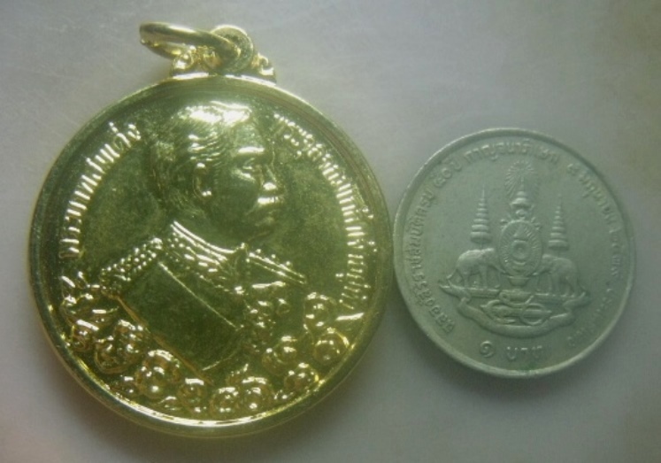 **เบา​ๆ​**เหรียญพระบาทสมเด็จพระจุลจอมเกล้าเจ้าอยู่หัว (รัชกาลที่ ๕) หลังพระพุทธโสธร**กะไหล่ทอง สวยๆ2