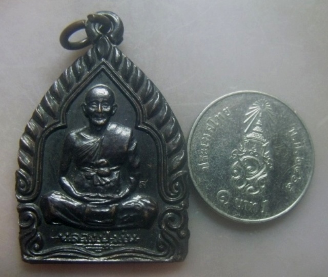 **เบาๆ**เหรียญมั่งมีศรีสุข หลวงปู่ม่น วัดเนิตามาก จ.ชลบุรี ปี ๒๕๓๗**ตอกโค้ด สวยๆ