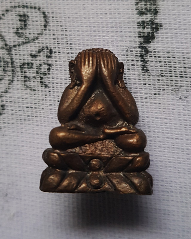 พระปิดตาลอยองค์ หลวงพ่อหยอด วัดแก้วเจริญ สมุทรสงคราม รุ่นสมปรารถนามหาลาภ ปี 2537 เนื้อโลหะผสม