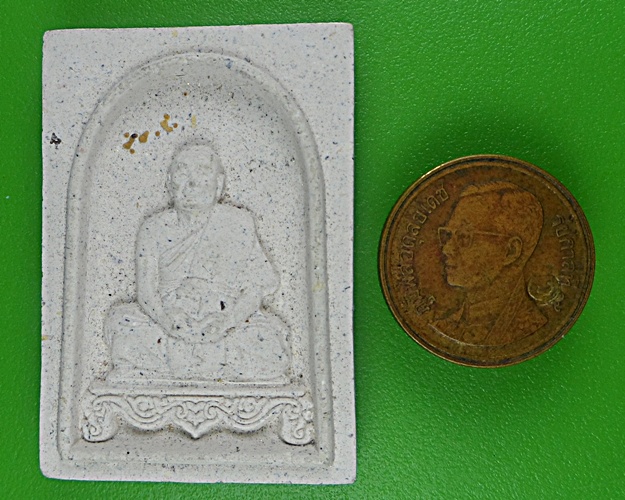 พระผงรูปเหมือนหลวงพ่อสุนทร วัดหนองสะเดา สระบุรี .3924.*