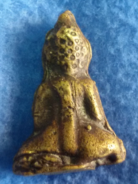 พระยอดธงหล่อโบราณ หลวงพ่อเฟื่อง วัดอมรญาติสมาคม รุ่น 3 พ.ศ. 2490