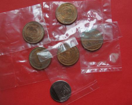 5 เหรียญ สมเด็จโต  วัดระฆังโฆสิตาราม รุ่น 122 ปี  ปั๊มกองกษาปณ์ อยู่ในซองเดิม ๆ ปี 37 ขนาด 2.1 ซม. 