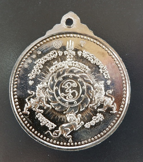 เหรียญจักรเพชรหลวงพ่อกึ๋น วัดดอนยานนาวา กรุงเทพฯ รุ่น เมตตา๕๘ เนื้ออาปาก้า ปี 2558 สวยครับ