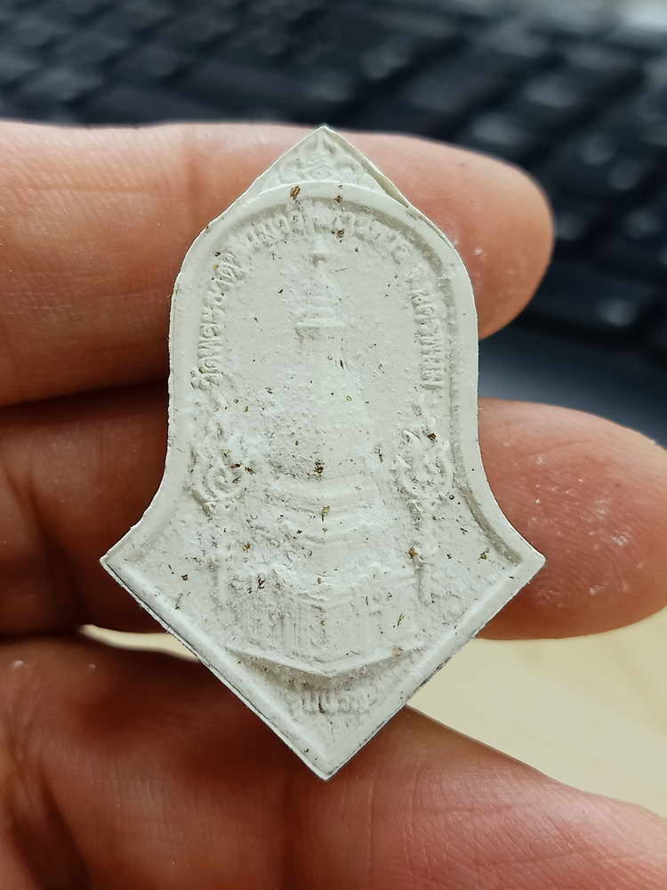 5-19 พระผงท้าวเวสสุวรรณ รุ่นแรก ปลดหนี้ชนะจน รวยพันล้าน วัดอัมพวัน มุกดาหาร 2565 กล่องเดิม