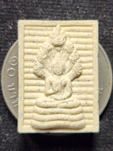 วัดเนินตามาก ชลบุรี พระผงนาคปรกหลวงปู่ม่น  รุ่นลายเซ็นต์ 2536