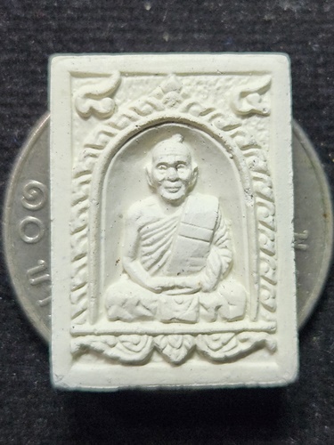 วัดเนินตามาก จังหวัดชลบุรี  พระผงรูปเหมือนหลวงปู่ม่น ธัมมจิณโณ รุ่นทานบารมี 84 ปี 2537