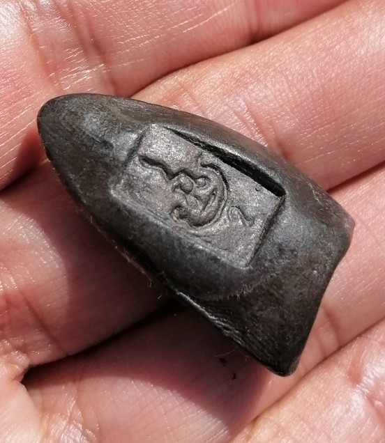 พระร่วงยืน(ปางเปิดโลก) หลวงพ่อกวย วัดโฆสิตาราม จ.ชัยนาท เนื้อผงใบลานหลังยันต์เล็ก ยุคต้น เคาะเดียว