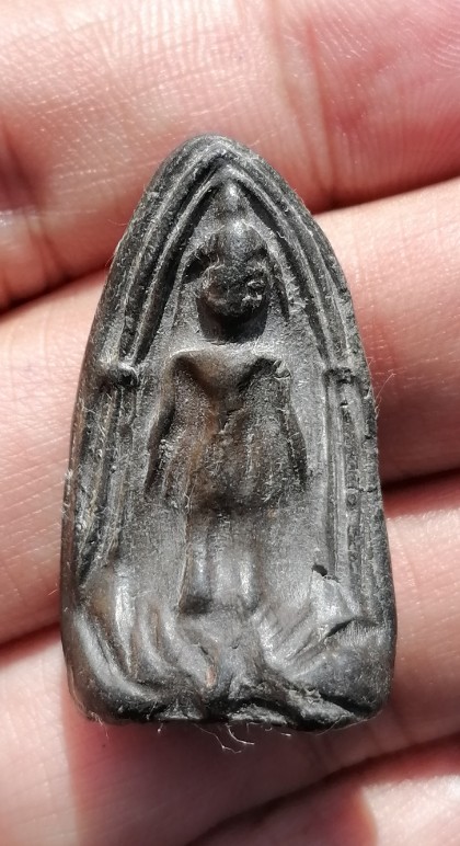 พระร่วงยืน(ปางเปิดโลก) หลวงพ่อกวย วัดโฆสิตาราม จ.ชัยนาท เนื้อผงใบลานหลังยันต์เล็ก ยุคต้น เคาะเดียว