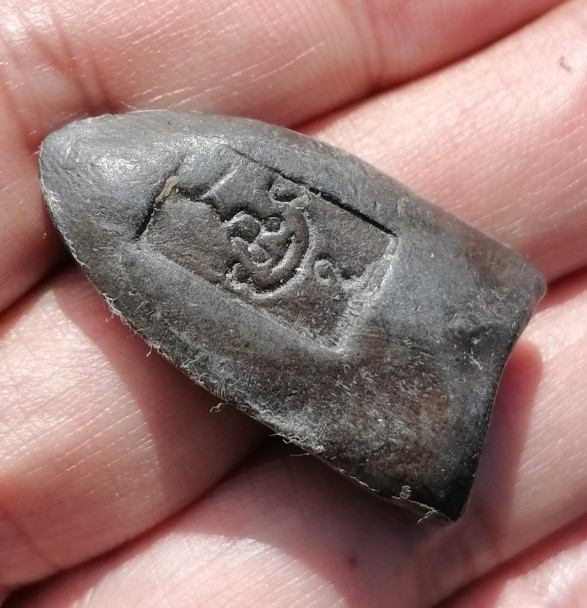 พระร่วงยืน(ปางเปิดโลก) หลวงพ่อกวย วัดโฆสิตาราม จ.ชัยนาท เนื้อผงใบลานหลังยันต์เล็ก ยุคต้น เคาะเดียว