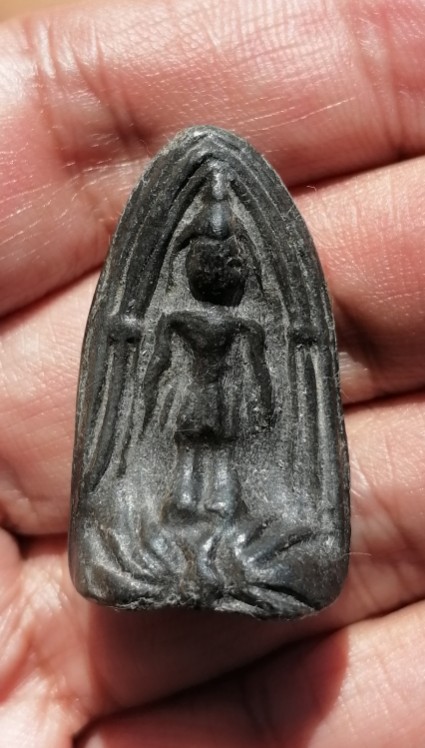 พระร่วงยืน(ปางเปิดโลก) หลวงพ่อกวย วัดโฆสิตาราม จ.ชัยนาท เนื้อผงใบลานหลังยันต์ใหญ่ ยุคต้น เคาะเดียว