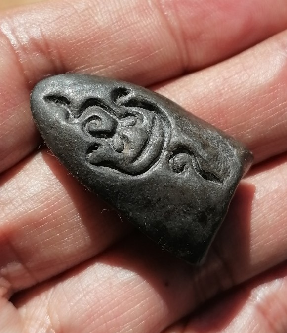 พระร่วงยืน(ปางเปิดโลก) หลวงพ่อกวย วัดโฆสิตาราม จ.ชัยนาท เนื้อผงใบลานหลังยันต์ใหญ่ ยุคต้น เคาะเดียว