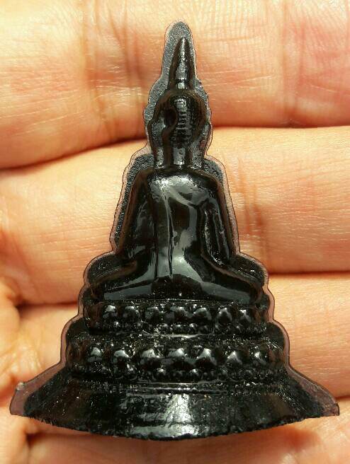 พระแก้วมรกต เนื้อแก้วดำ วัดโปรดเกศ จ.นนทบุรี ปี.2500 ขนาด สูง 4.5 ซม.ฐานกว้าง 3.5 ซม.เคาะเดียว